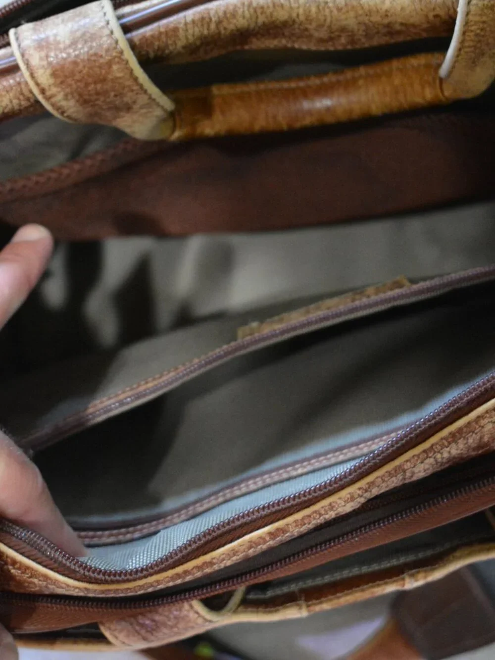 Johnston & Murphy Full‑Grain Leather Messenger Bag — Distressed Brown